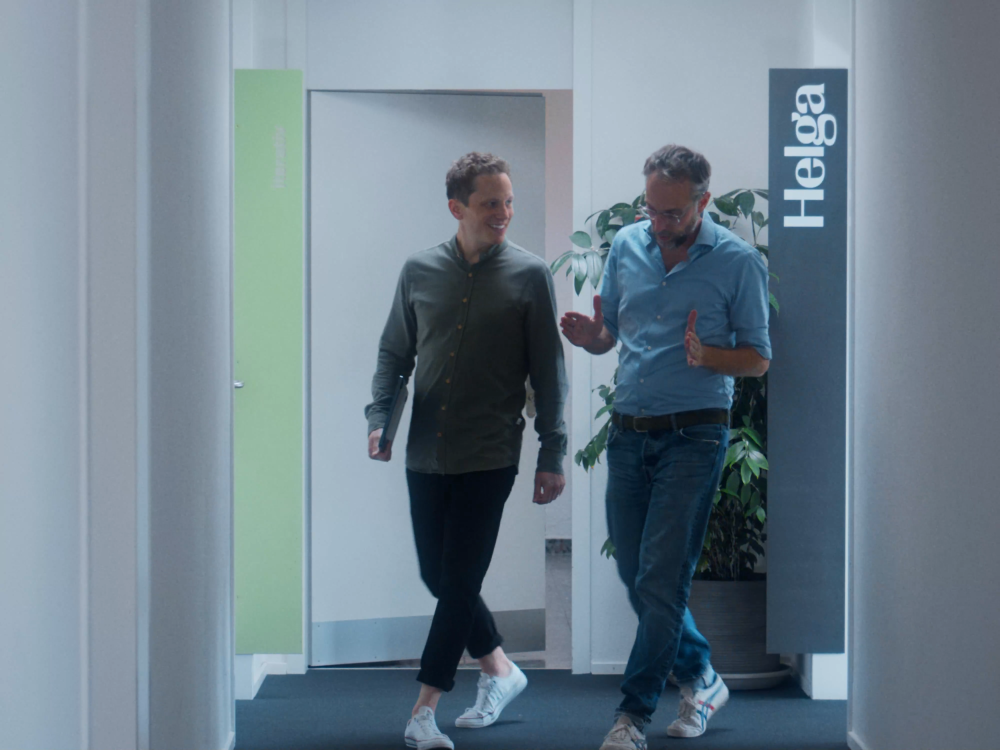Felix und Raphael laufen durch das Büro von Helga
