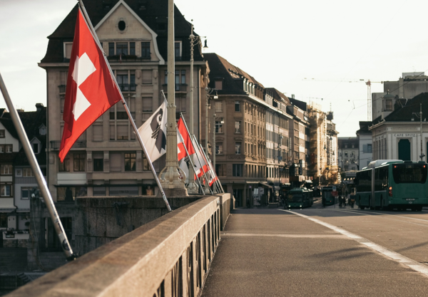 Aufnahme von Basel mit Schweizer Flagge