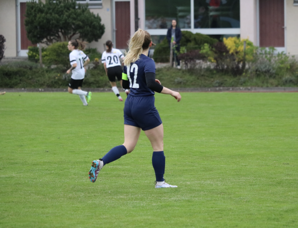 Frau am Fussballspielen