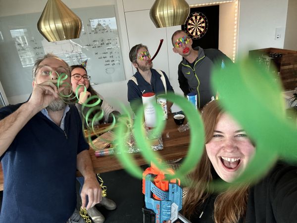 Team Helga feiert mit Tischbombe