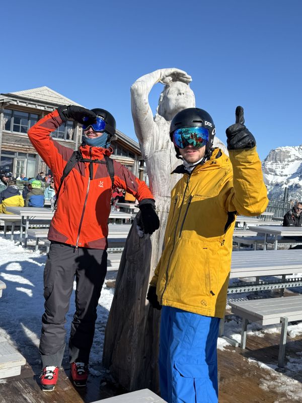 Zwei Teammitglieder von Helga posieren mit dem Vogellisi in Adelboden