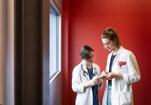 Zwei Ärztinnen, die sich austauschen