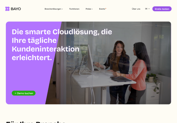 Zwei Personen im Gespräch in einem modernen Büro, daneben der Claim zur smarten Cloudlösung für bessere Kundeninteraktion.