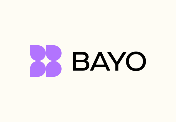 Logo von Bayo mit violettem Symbol und schwarzem Schriftzug auf hellem Hintergrund.